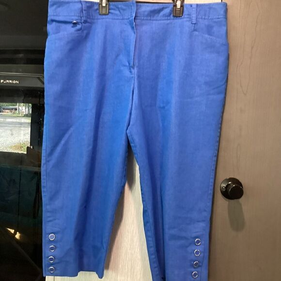 NWOT. Larry Levine Brand Women’s 20W Royal Blue Capris - Picture 3 of 9